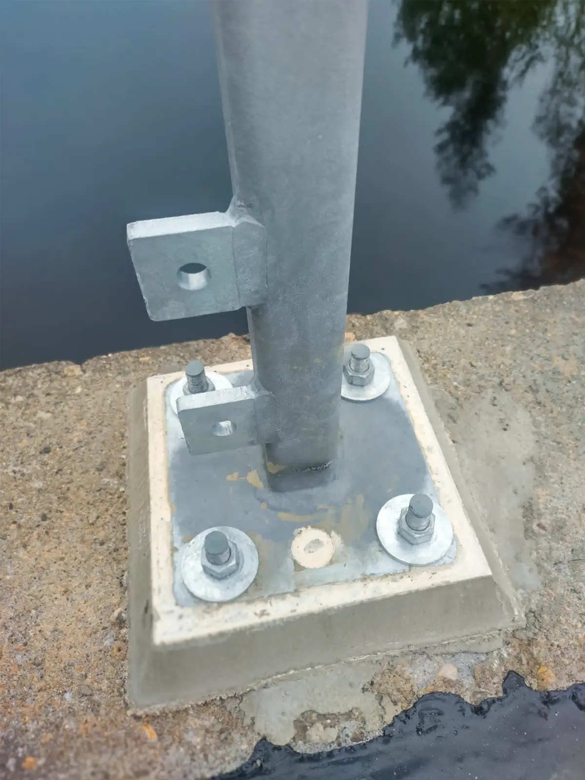 Kaidepylväs betonipohjalla